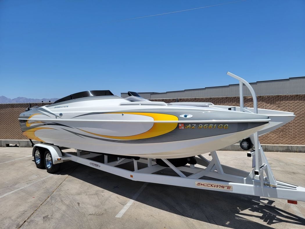 26' Shockwave Cat Boat Cleaning
